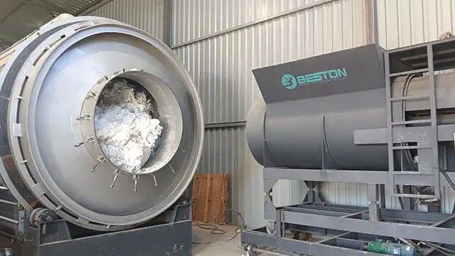 Hydraulic feeding system loading baled plastic into the pyrolysis reactor